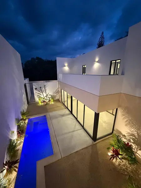 Casa con Recamara Principal en Planta Baja y Paneles Solares en Venta en Cholul — foto 1 de 37