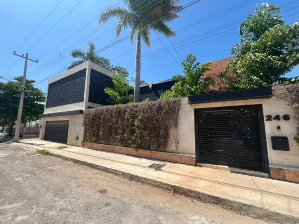 Casa con Piscina y Oficinas en Venta en Campestre, Mérida — foto 1 de 37