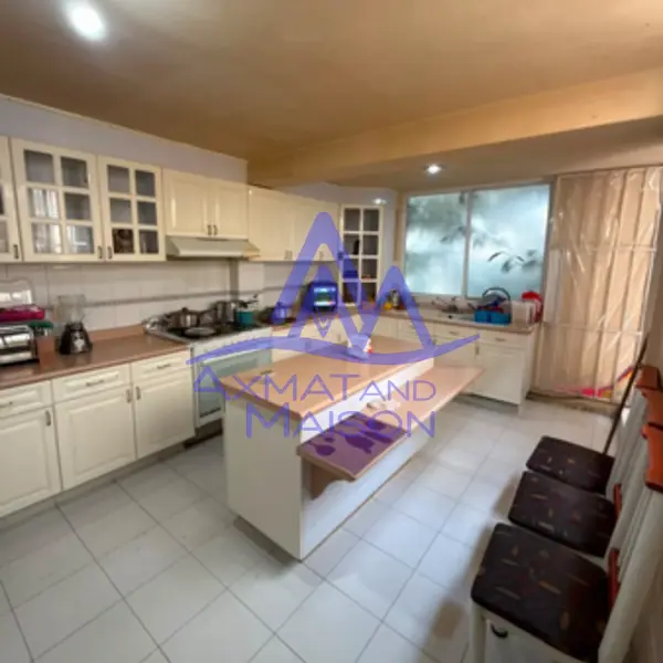 Casa en Venta, Tlalpan: Amplia y Céntrica, Cerca de Servicios en Santísima Trinidad — foto 1 de 25
