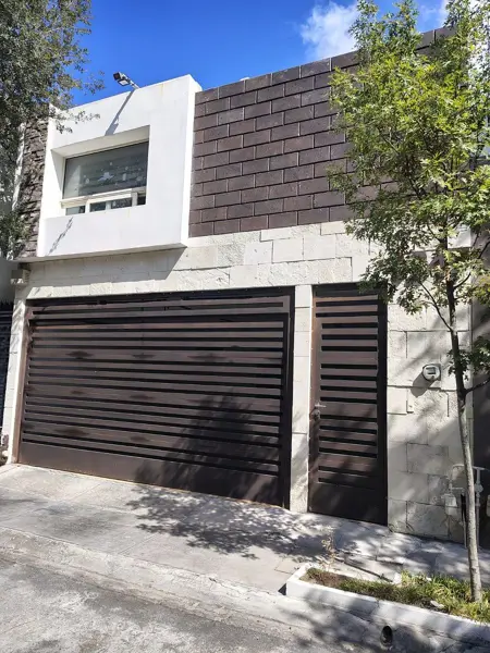 Casa en Venta en Cumbres San Agustin Segundo Sector. — foto 1 de 21