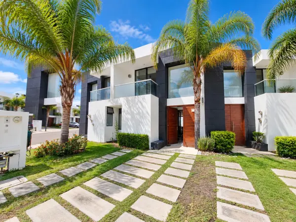 Casa en Venta en Juriquilla Santa Fe — foto 1 de 32