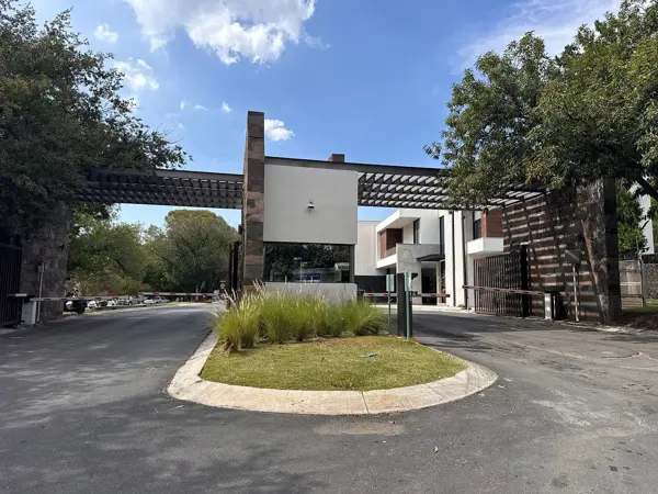 Casa en Venta en Privada Sienna / Carretera Nacional — foto 1 de 7