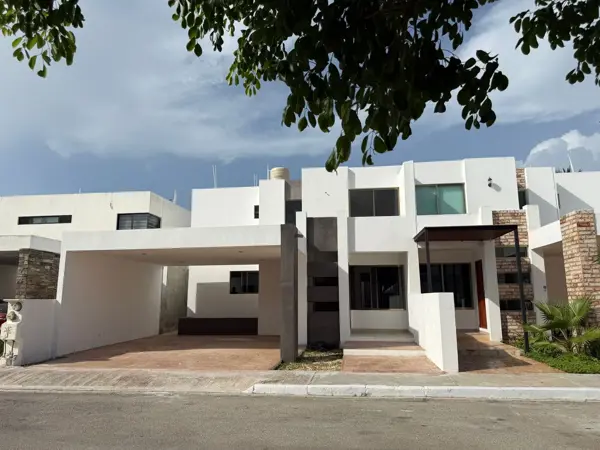 Casa en Venta en Conkal de 3 Recamaras en Privada — foto 1 de 35