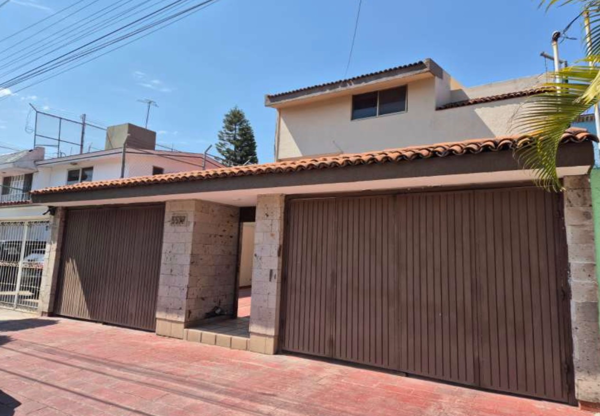 Casa en Venta en Jardines Vallarta, Zapopan: Amplia Residencia en Privada — foto 1 de 5