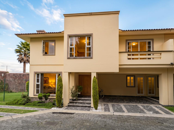 Casa en Venta en Metepec, Santa María Magdalena Ocotitlan, con Amplio Jardín y Amenidades — foto 1 de 22