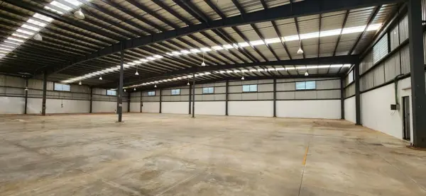 Bodega de 2,400 m2 con andén y oficinas en carretera Mérida–Tixkokob — foto 1 de 11