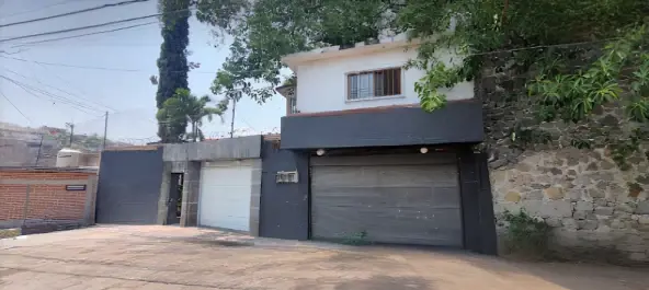 Casa Residencial en venta en Chulavista, Cuernavaca con amplio jardín y piscina — foto 1 de 25
