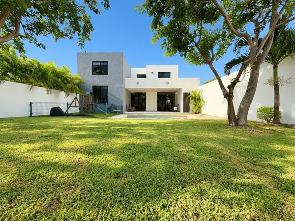 Casa Venta en Esquina con 3 Habitaciones y Alberca, Equipada, Dzityá — foto 1 de 20