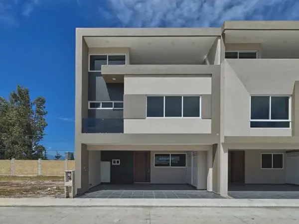Casa en Venta en Fraccionamiento Cerrado Sobre Recta a Cholula, Puebla — foto 1 de 42