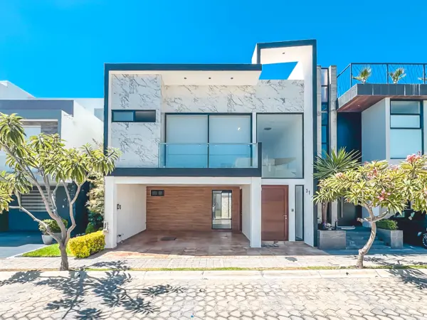 Casa en Venta con Comedor a Doble Altura en Lomas Deangelópolis Iii — foto 1 de 28