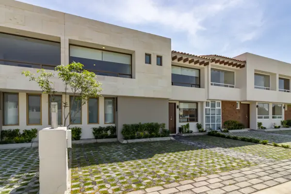 Casa En Venta en Calimaya Residencial Lomas Virreyes con jardín — foto 1 de 17