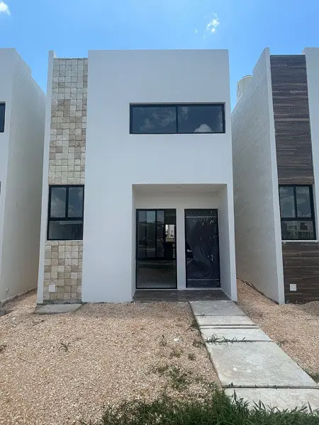 Casa de Dos Plantas en Venta Ubicada en Paseos de Opichen Mérida Yucatán — foto 1 de 13