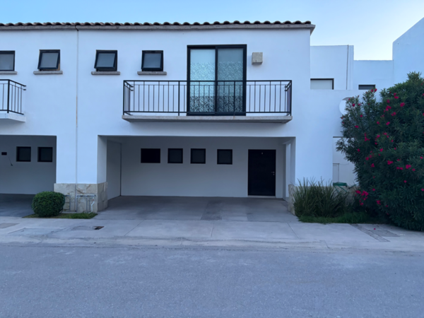 Casa en Renta en Los Viñedos, Torreón. Circuito privado con alberca. — foto 1 de 19