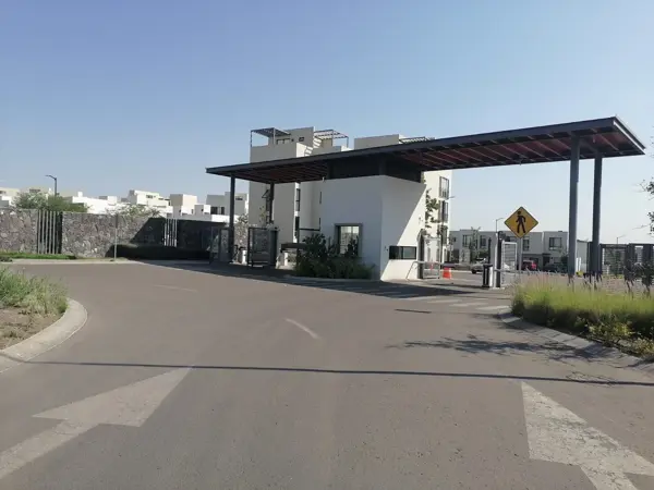 Apartamento en Remate Hipotecario en Querétaro: Departamento con 3 Recámaras en El Marqués MM8011 — foto 1 de 19