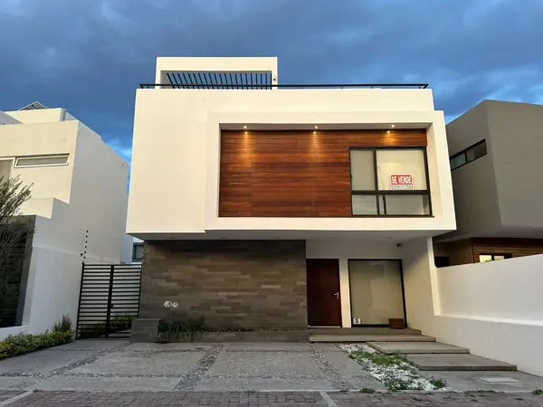 Casa en Venta en Condesa Juriquilla con roof garden y acabados en madera banak — foto 1 de 19