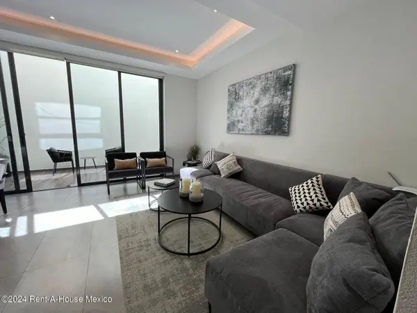 Casa en Venta en Avenida Prolongación Hidalgo, Cuajimalpa RU 25-652. — foto 1 de 20