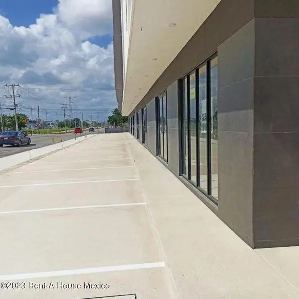 Local Comercial en Renta en Av Cancun, Poligono Sur RU 23-5104. — foto 1 de 12