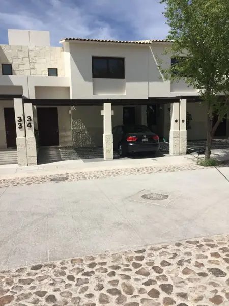 Casa en renta en el Refugio en exclusivo condominio 4 recámaras una en PB amenidades — foto 1 de 19