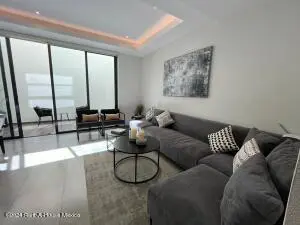 Casa en Venta en Cuajimalpa, Cuajimalpa de Morelos CR 25-652. — foto 1 de 25