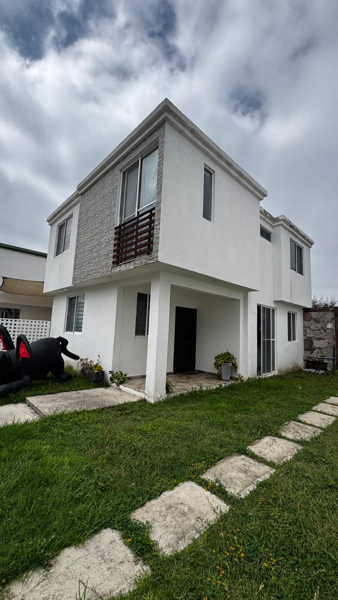 Casa amplia en venta en fraccionamiento con alberca San Juan del Río — foto 1 de 13