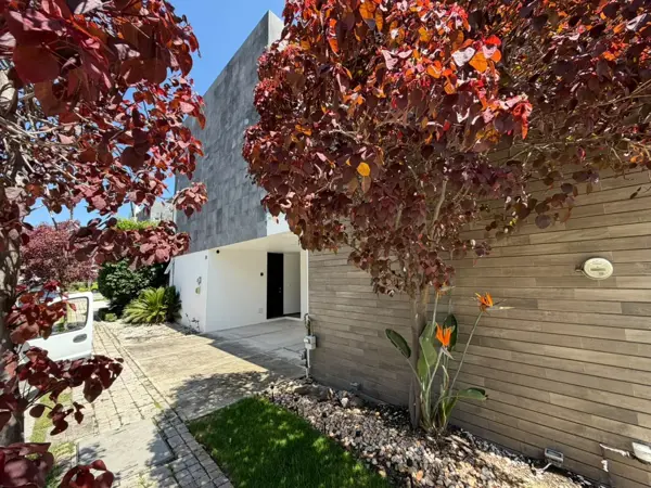 Casa en renta con alberca privada y cinco recamaras en Lomas de Angelopolis III — foto 1 de 32