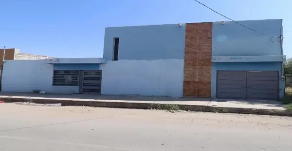 Quinta en Fracc Pedregal Sobre Calzada Principal con Alberca, Salon, Local y Departamento — foto 1 de 18