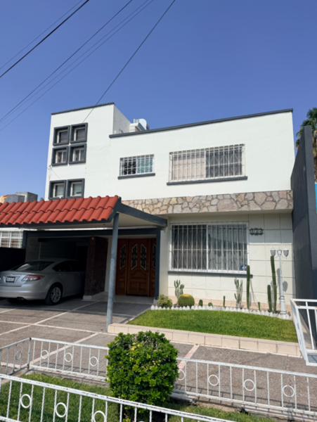 Casa de 3 niveles con vivienda independiente en Gómez Palacio. — foto 1 de 21