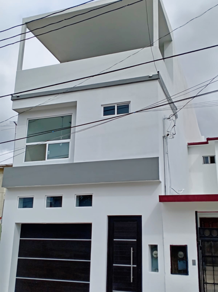 Casa con tercer nivel multifuncional y terraza · Colonia Presidentes — foto 1 de 17