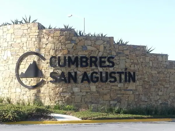 Venta Casa Colonia Cumbres San Agustin 3er. Sector — foto 1 de 19