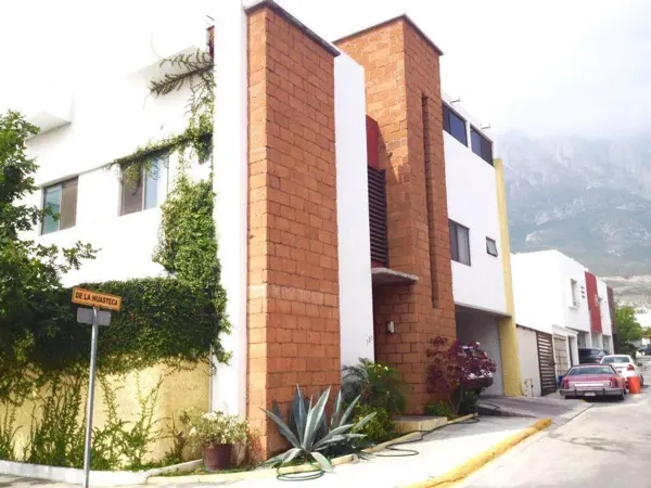 Casa en Venta en Residencial la Huasteca — foto 1 de 19
