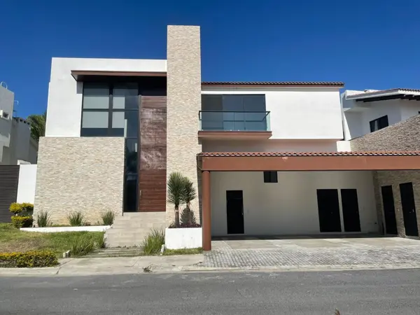 Venta Casa Rincon de Sierra Alta Monterrey — foto 1 de 36