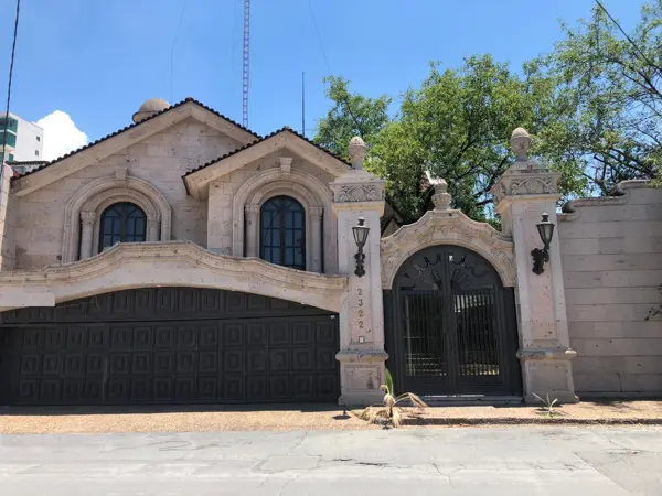 Casa - Obispado — foto 1 de 19