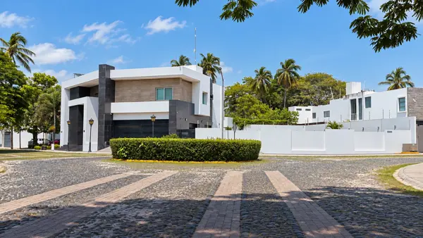 Casa de Lujo en Venta en Las Higueras, Manzanillo | Alberca y 871.96 m² de Terreno — foto 1 de 18