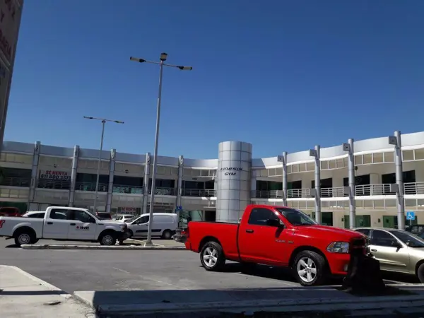 Renta Locales Comerciales Puerta del Norte en Escobedo — foto 1 de 15