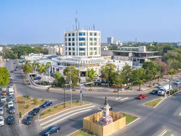 Oficinas sobre Avenida Perez Ponce y Paseo de Montejo — foto 1 de 22