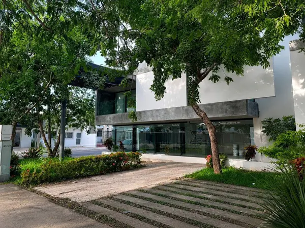 Local comercial en avenida 20. — foto 1 de 12