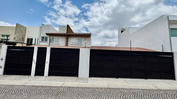 Casa en Fraccionamiento Cumbres del Lago — foto 1 de 40
