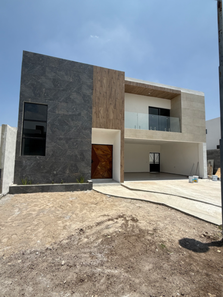 Casa en Venta en Saltillo - Amplia y Moderna Propiedad en Torrecillas y Ramones — foto 1 de 24