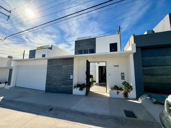 Casa en Venta en Rosamar, Rosarito. Vistas al Mar y la ciudad - Recámara Principal en Planta Baja — foto 1 de 48