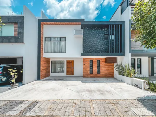 Casa en Venta con Estudio en Parque Zacatecas, Lomas de Angelópolis Iii — foto 1 de 55