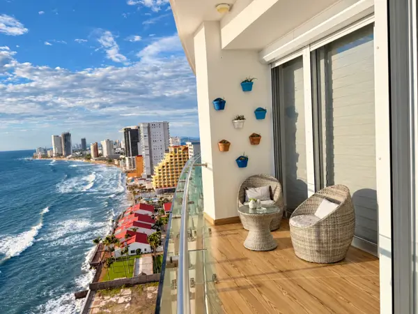 Renta de Departamento en Zona Dorada, Mazatlán: Comodidad Frente al Mar — foto 1 de 14