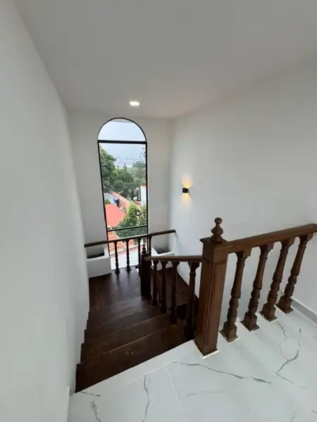 Casa remodelada construida en 3 niveles — foto 1 de 18