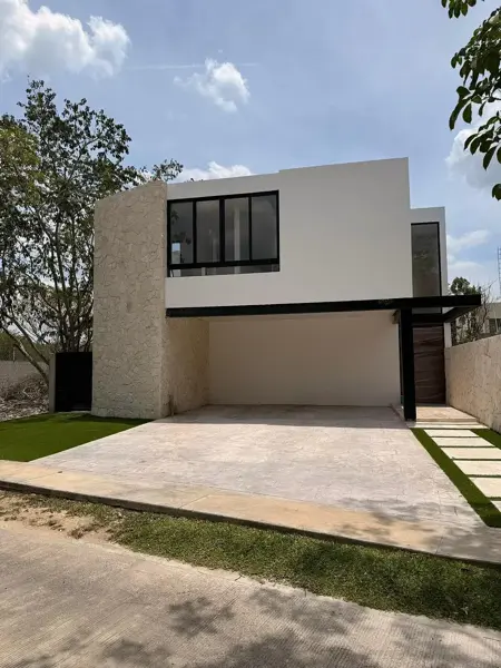 Casa de Cuatro Recámaras con Piscina en Venta en Mérida — foto 1 de 12