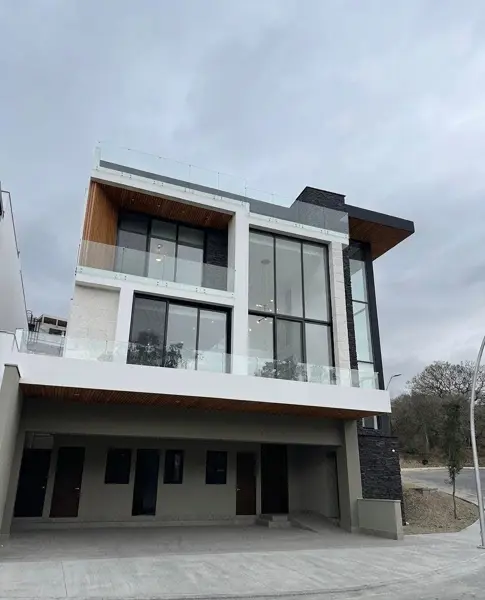 Residencia en Venta en Sierra Alta — foto 1 de 23