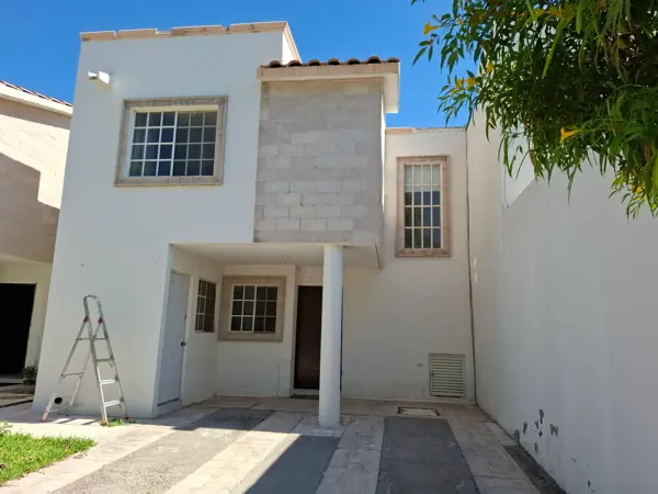 Casa en Renta en Senderos — foto 1 de 9