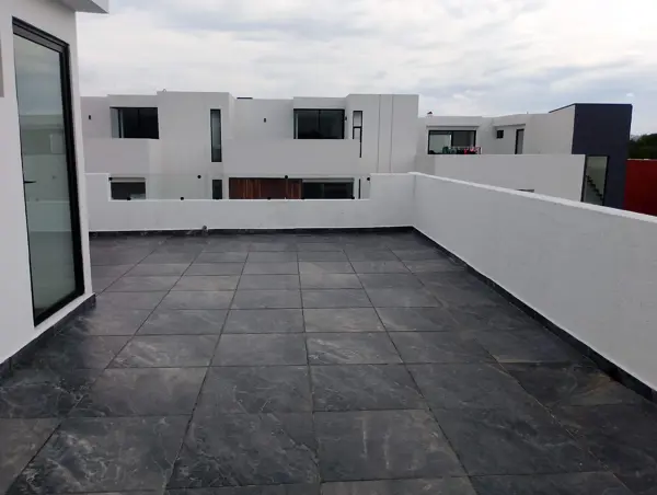 Moderna Casa con Familyroom , Roofgarden y Hermosa Cocina — foto 1 de 14