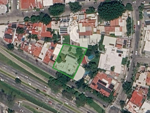 Terreno en Venta en Calz. Lazaro Cardenas, Jardines del Bosque, Guadalajara — foto 1 de 27