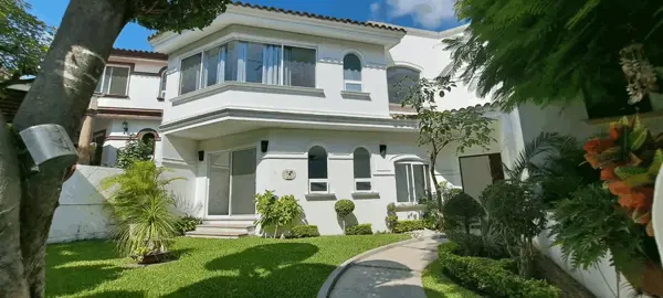 Excelente Casa en Conjunto con 4 Recamaras. Amplios Jardines, Alberca y Magnifica Palapa. Segurida — foto 1 de 18