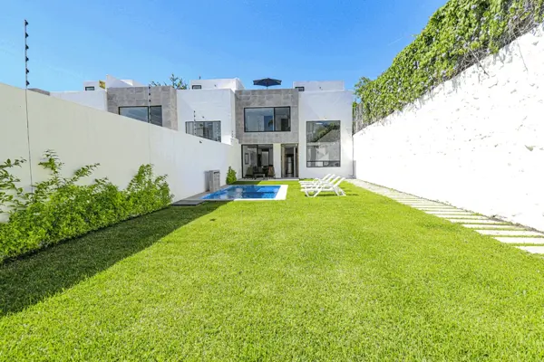 Hermosa Casa Sola con Alberca, Amplio Jardin y Roof Garden. — foto 1 de 23