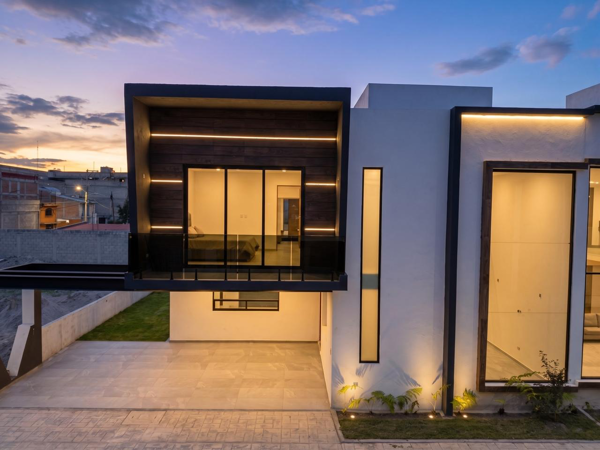 Casa en venta en privada, Metepec, con 4 recámaras y jardín — foto 1 de 26